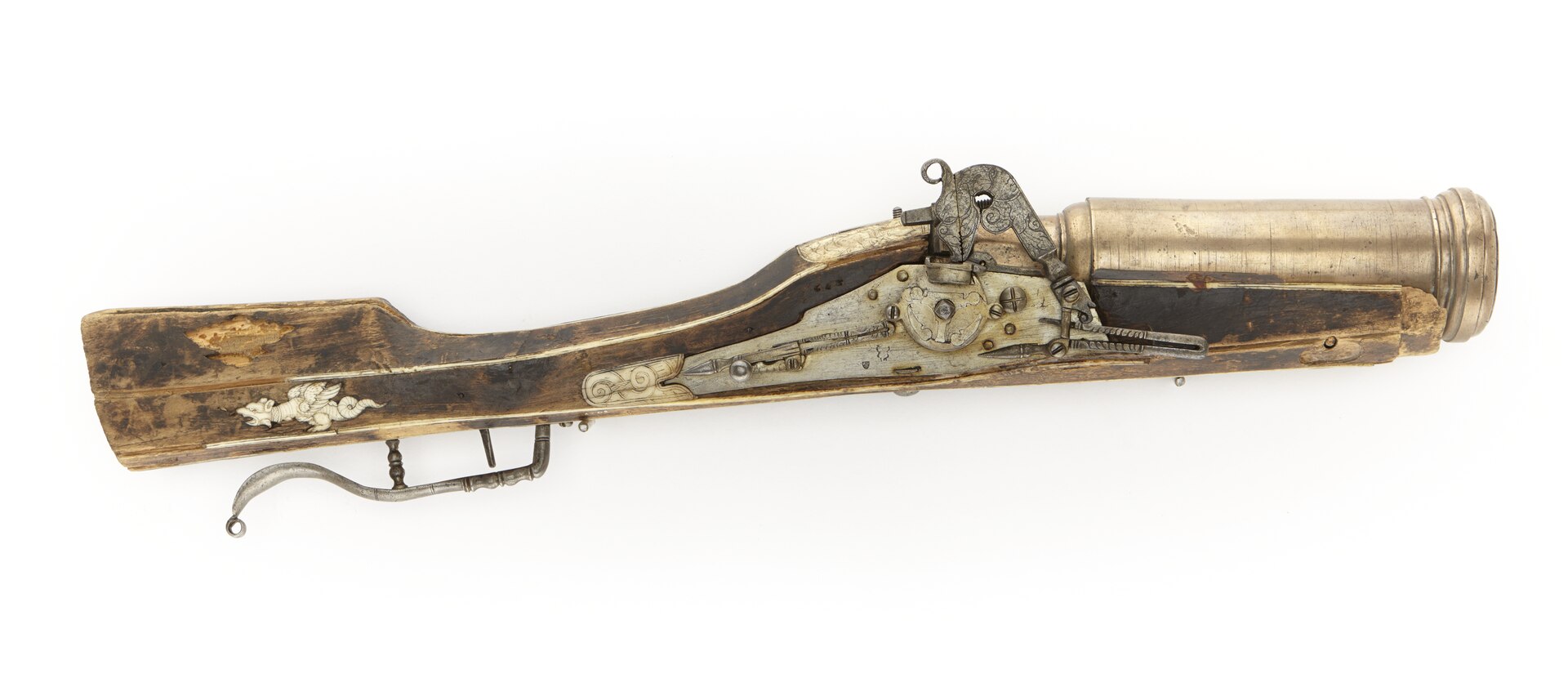 Figure 4 — A wheellock grenade gun dated between about 1575 and 1593, the earliest of the group, its stock plainer and its brass barrel longer and less stepped than the later pieces. Source: Skoklosters slott…