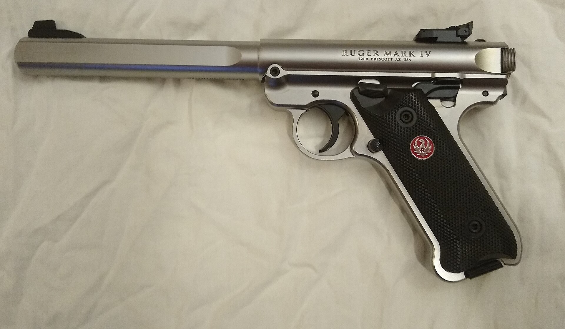 Figure 5 — A Ruger Mark IV Competition with standard grips: the same tubular-receiver layout sixty years on. Photograph by Coati077, CC BY-SA 4.0, via Wikimedia Commons.