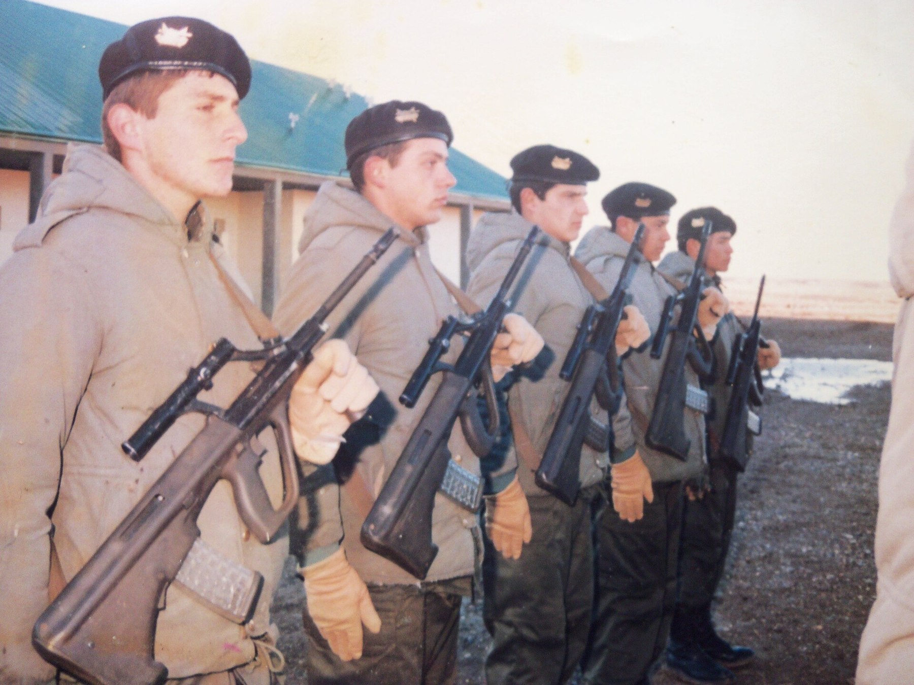 Figure 21 — Soldiers with AUGs, captioned by the photograph's uploader as Argentine Army soldiers at Puerto Deseado in 1986. No documentary source for an Argentine adoption was found. Photograph: Mbusin, CC BY…
