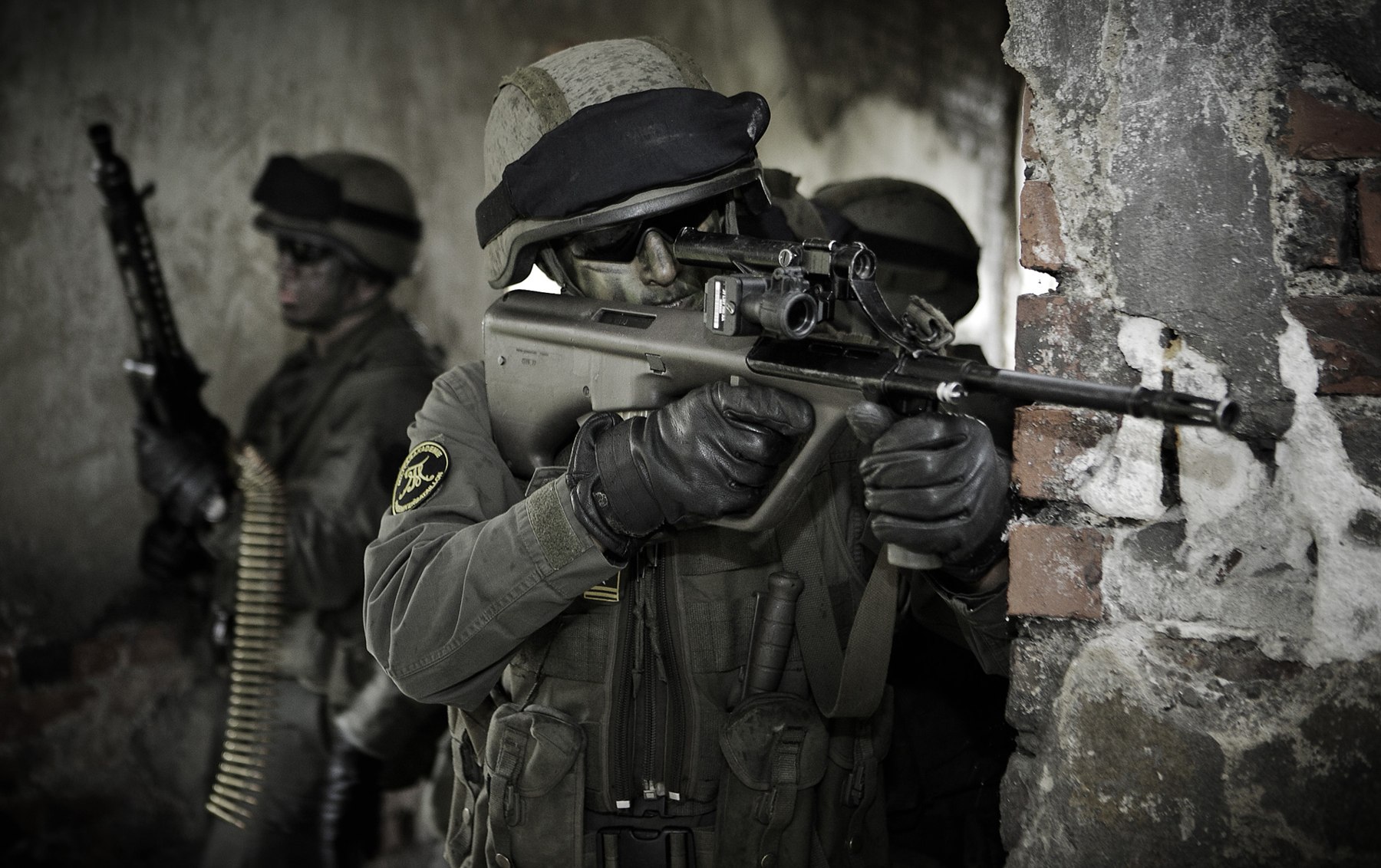 Figure 6 — An Austrian rifleman in 2015 with an StG 77 that still carries its integral 1.5× optic, with an accessory device clamped to the optic housing. Photograph: Bundesheer, CC BY-SA 2.0.