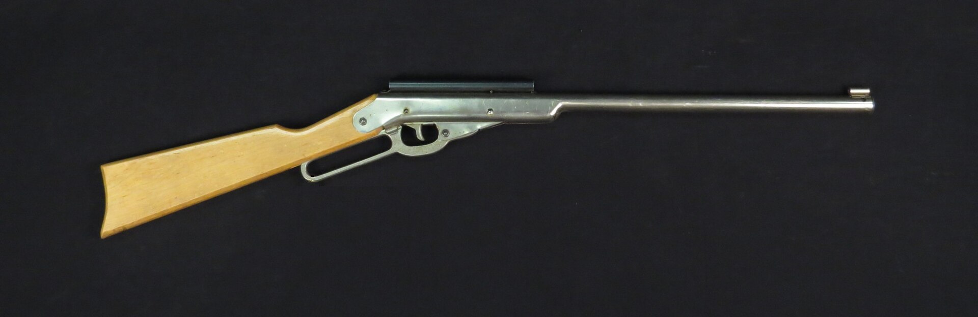 Figure 2 — The Daisy No. 195 Buzz Barton Special, full length — Daisy's original personality gun of 1932 and the loser of the May 1934 nationwide contest. Source: commons.wikimedia.org.