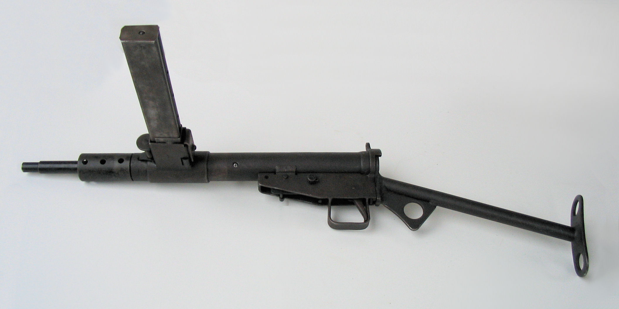 Figure 1.1 — A STEN Mk II at the Muzeum Orła Białego (White Eagle Museum), Skarżysko-Kamienna, Poland — the iconic war-fighter variant and the build target of this series. Every defining STEN featu…