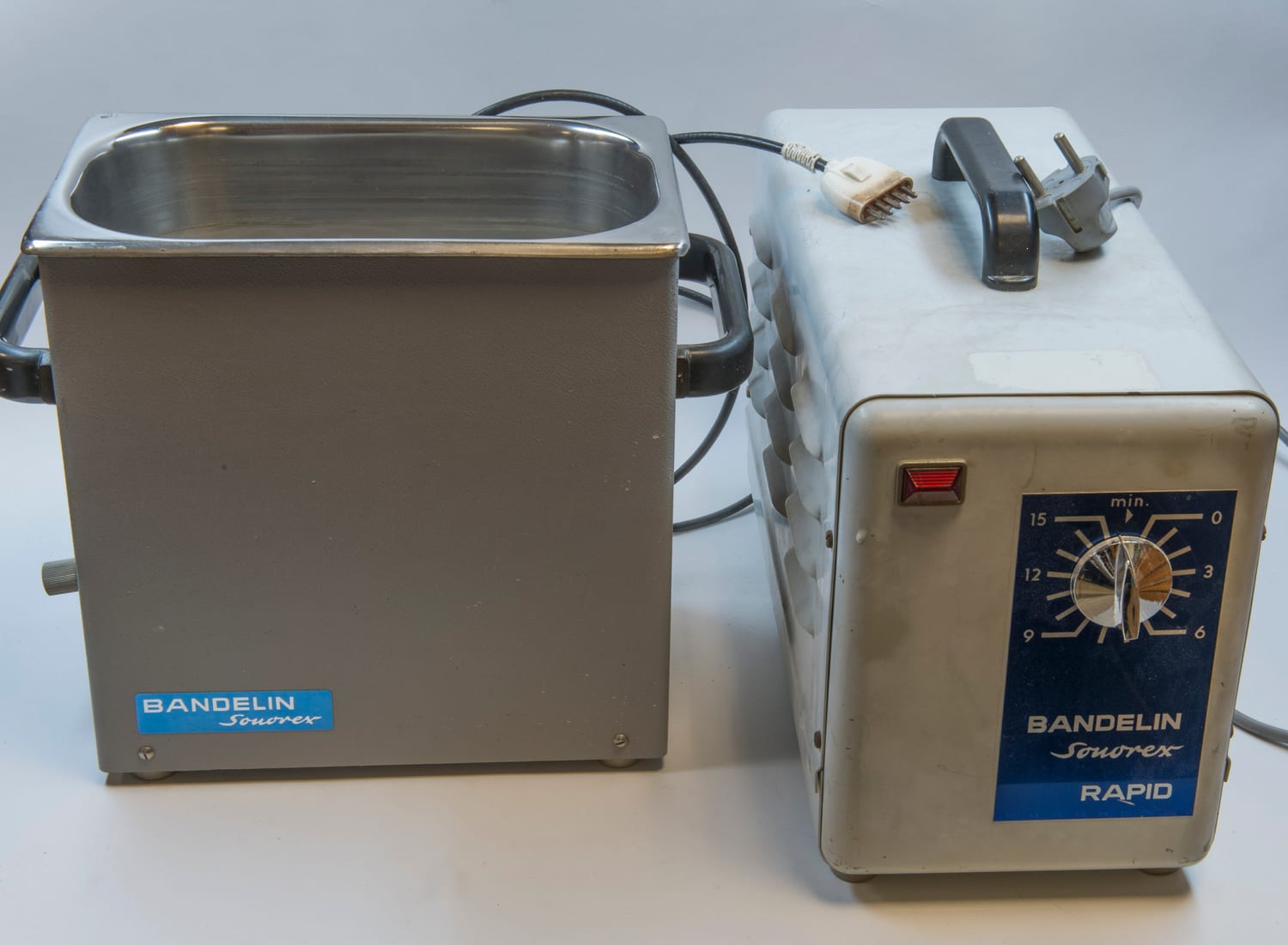 Figure 3 — A benchtop ultrasonic cleaner — the best general answer for a disassembled stack. Match the solution to the metal: an ammoniated cleaner will attack aluminium. Source: commons.wikimedia.org, CC BY …
